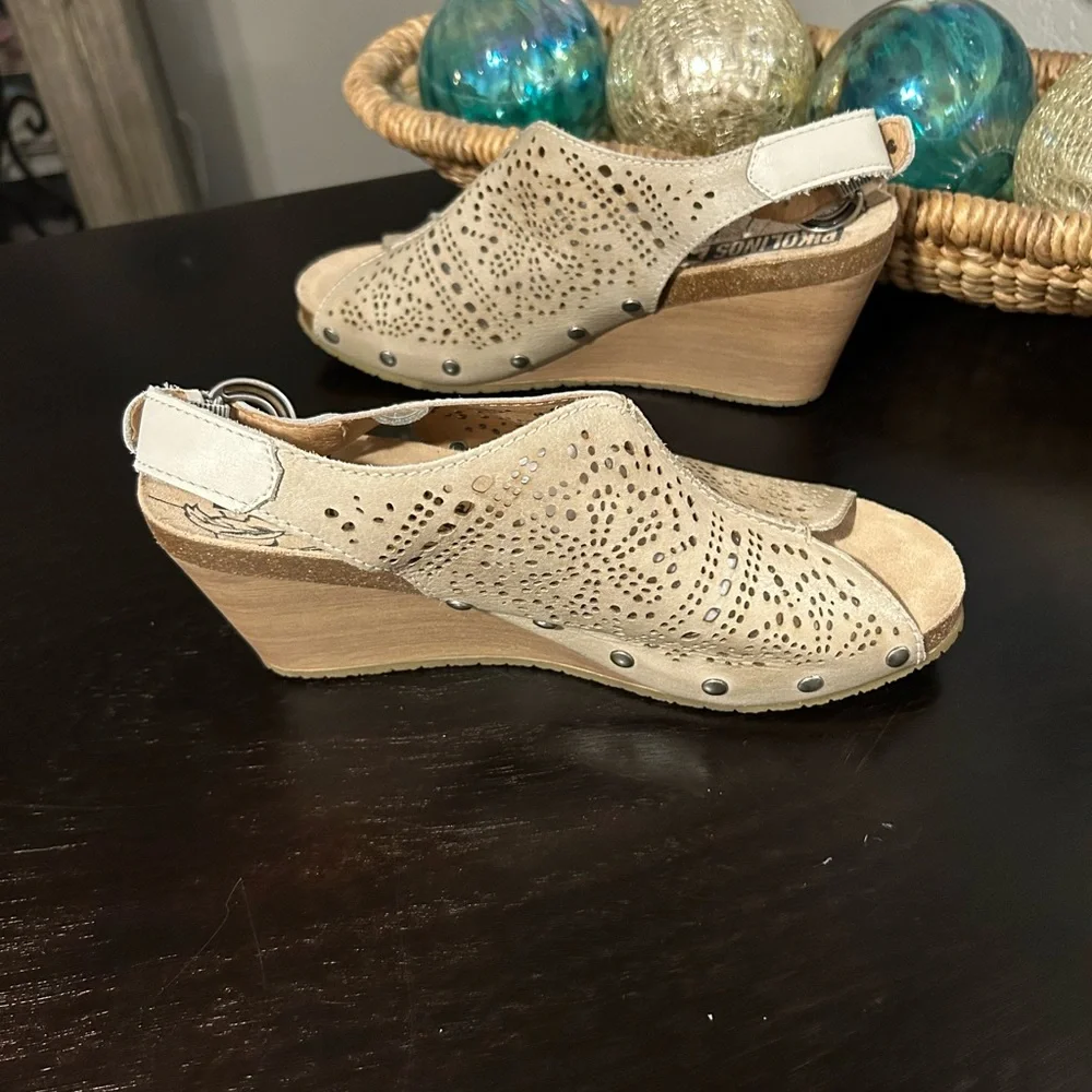 PIKOLINOS Cream Wedge Shoes with Perforated Floral Design Size 41 - Picture 5 of 9